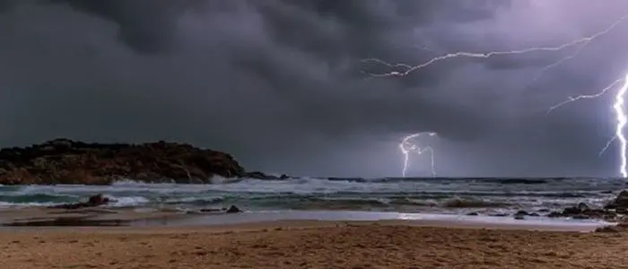 Nuova allerta meteo arancione sulla Calabria. Alcuni sindaci chiudono le scuole, ecco dove