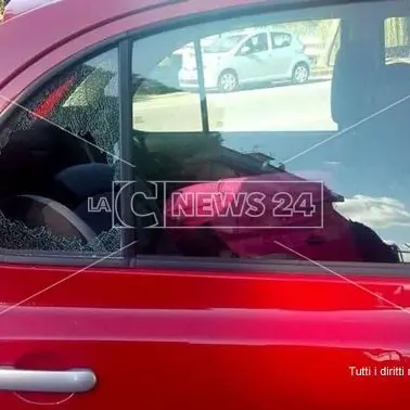 Rende, rubano borse dalle auto mentre i genitori portano i figli a scuola: indagini