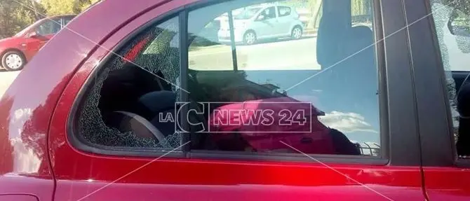 Rende, rubano borse dalle auto mentre i genitori portano i figli a scuola: indagini