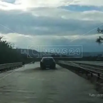 Lamezia Terme, esonda il fiume Turrina. Acqua e detriti invadono la statale 18