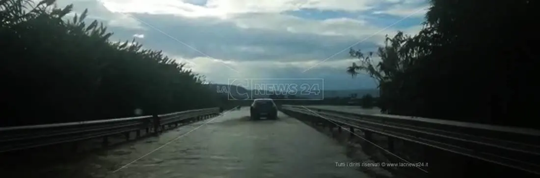 Lamezia Terme, esonda il fiume Turrina. Acqua e detriti invadono la statale 18