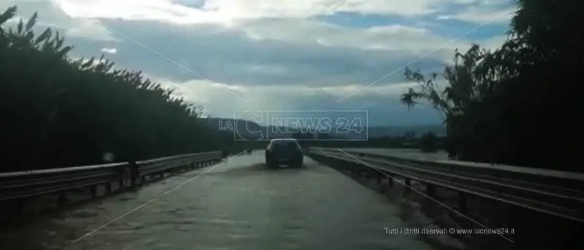 Lamezia Terme, esonda il fiume Turrina. Acqua e detriti invadono la statale 18