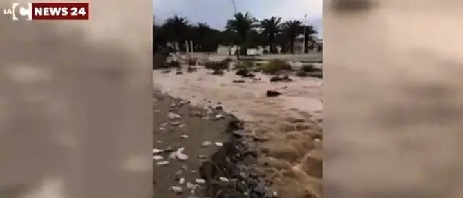 Cade la pioggia e la viabilità va in tilt. Cittadini esasperati: «Torrenti e tombini andrebbero ripuliti»