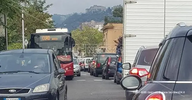 Cosenza nella morsa del traffico, il comune: «Colpa dei lavori dell'Enel»