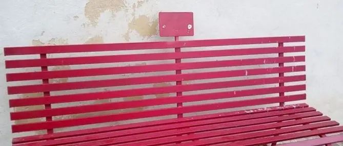 Distrutta targa sulla “Panchina Rossa” simbolo della lotta al femminicidio a Castrovillari