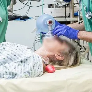 Sette mesi con una garza nell'addome dopo un cesareo, donna finisce in rianimazione