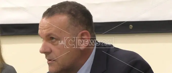 Santa Maria del Cedro, il sindaco: «C'è chi sguazza nel fango come i maiali»