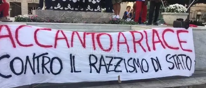 In piazza per Lucano: «Carcerazione ingiusta, libero subito»