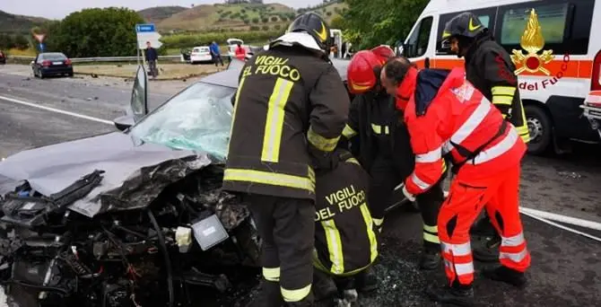 Incidente stradale a Crotone, quattro feriti