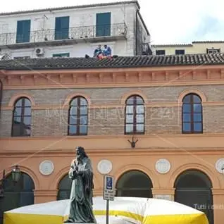 Operai licenziati su tetto del Comune, minacciano di buttarsi giù