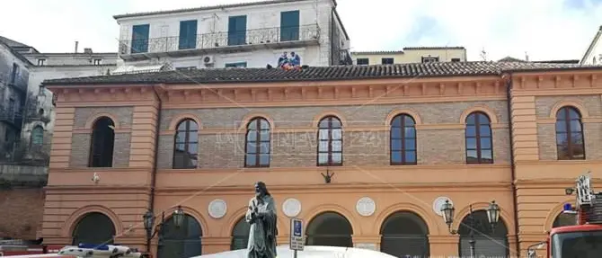 Operai licenziati su tetto del Comune, minacciano di buttarsi giù