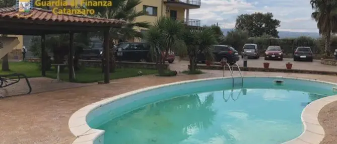 Dichiaravano 26 euro mensili ma possedevano ville e auto di lusso, colpo alla cosca Cerra-Torcasio
