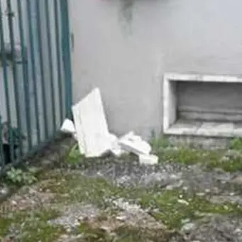 Catanzaro, la scuola cade a pezzi: calcinacci a pochi metri dai bambini