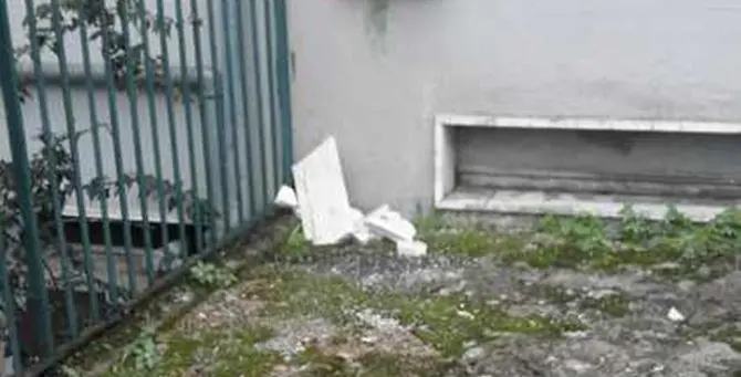 Catanzaro, la scuola cade a pezzi: calcinacci a pochi metri dai bambini