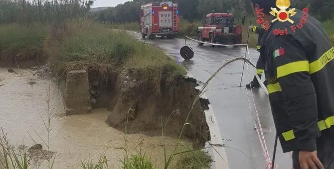 Esonda il torrente Umbro a Cropani, cede la strada