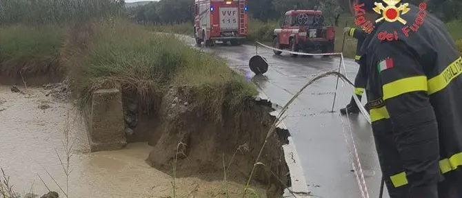 Esonda il torrente Umbro a Cropani, cede la strada