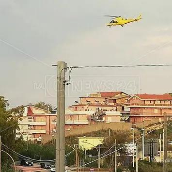 Cade da un’impalcatura, operaio trasferito in elisoccorso a Catanzaro
