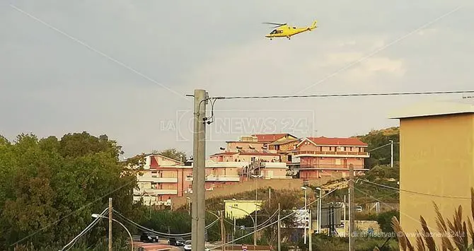 Cade da un’impalcatura, operaio trasferito in elisoccorso a Catanzaro