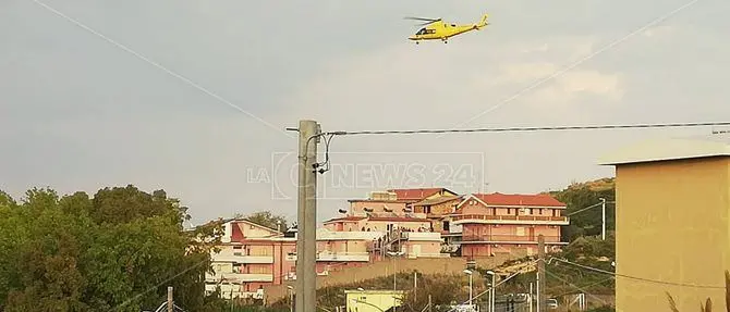 Cade da un’impalcatura, operaio trasferito in elisoccorso a Catanzaro