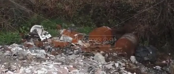 Quella discarica che offende uno dei punti più belli della Calabria