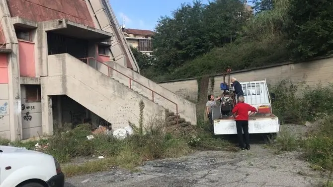 Cosenza, famiglia rom occupa il palazzetto dello sport: sgomberati