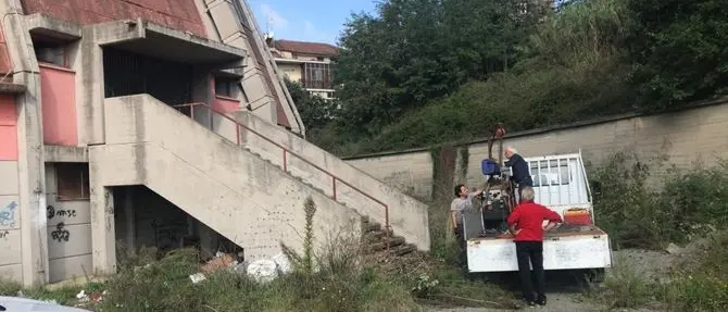 Cosenza, famiglia rom occupa il palazzetto dello sport: sgomberati