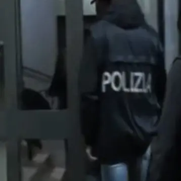 Mamma coraggio denuncia lo spaccio di droga: 7 arresti a Cosenza