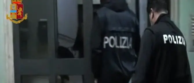 Mamma coraggio denuncia lo spaccio di droga: 7 arresti a Cosenza