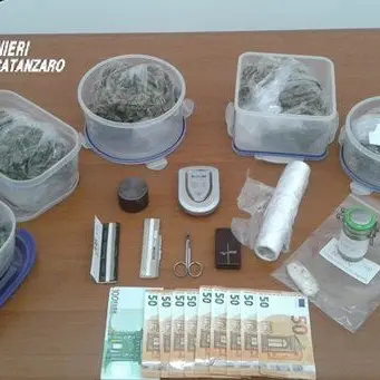Marijuana ed ecstasy in casa, arrestato un 32enne catanzarese