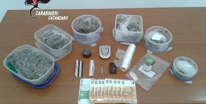 Marijuana ed ecstasy in casa, arrestato un 32enne catanzarese