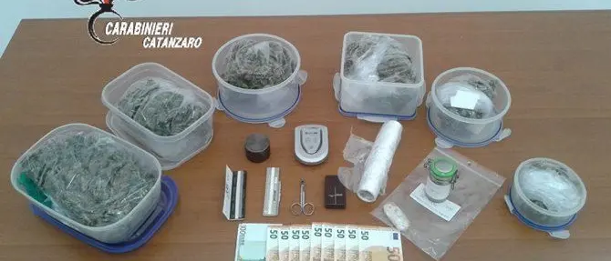Marijuana ed ecstasy in casa, arrestato un 32enne catanzarese