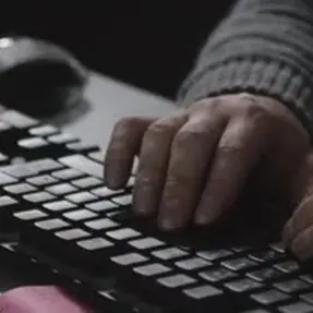 Deteneva tremila immagini pedopornografiche nel suo pc, arrestato commerciante reggino