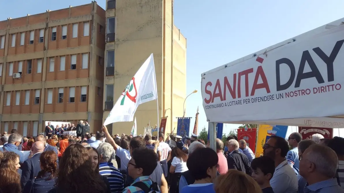 Ospedale di Locri, sindaci e cittadini in piazza per il diritto alla salute