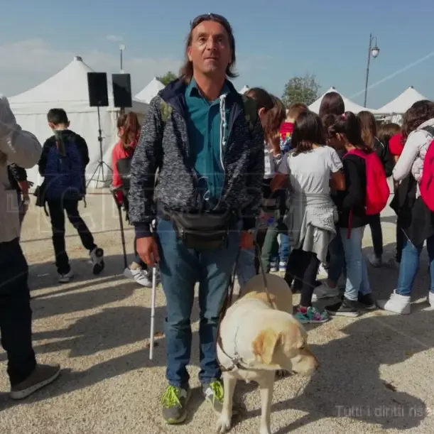 Vedere con gli occhi di un cane, il legame tra Tommaso e la sua Samantha