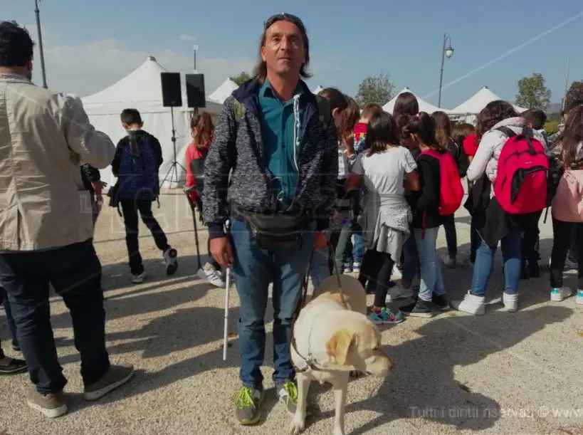 Vedere con gli occhi di un cane, il legame tra Tommaso e la sua Samantha