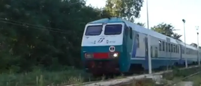 Uomo colpito da treno in corsa mentre raccoglie i fichi d’india