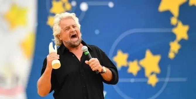 Italia 5 Stelle, Grillo sul palco con una manina: «Salvini leale ma diverso da noi»