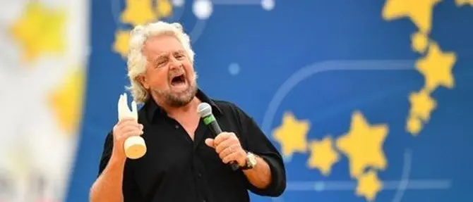 Italia 5 Stelle, Grillo sul palco con una manina: «Salvini leale ma diverso da noi»