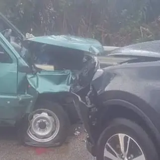 Scontro tra due auto a Gizzeria, ferita anche una bambina