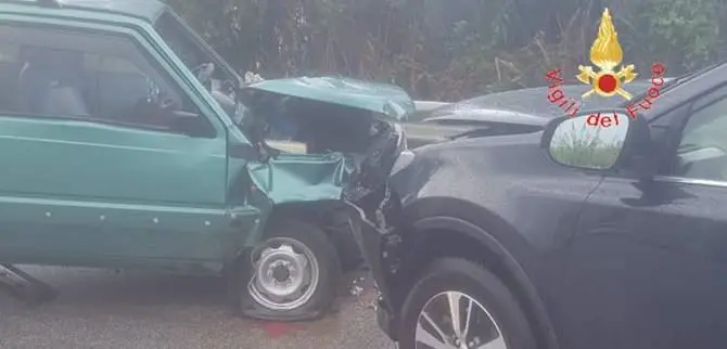 Scontro tra due auto a Gizzeria, ferita anche una bambina