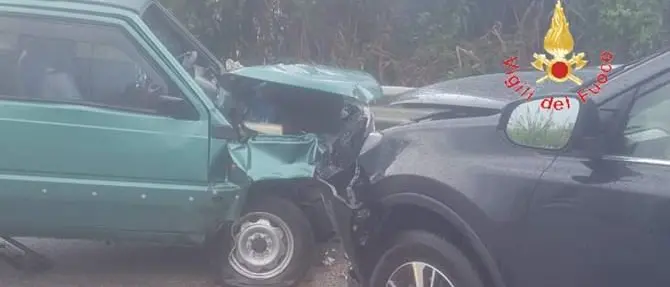 Scontro tra due auto a Gizzeria, ferita anche una bambina