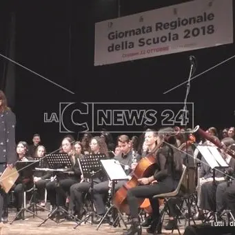 Gli studenti di Crotone aprono la Giornata Regionale della Scuola