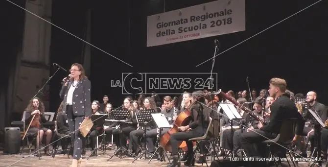 Gli studenti di Crotone aprono la Giornata Regionale della Scuola