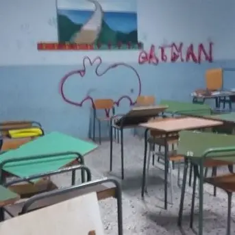 Raid vandalico in una scuola del Vibonese