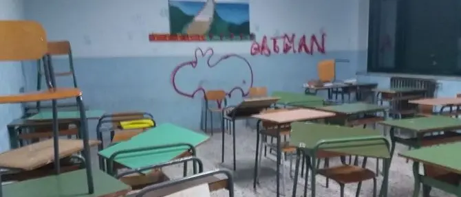 Raid vandalico in una scuola del Vibonese