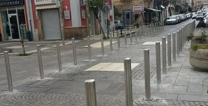 Cosenza, tornano i paletti della discordia