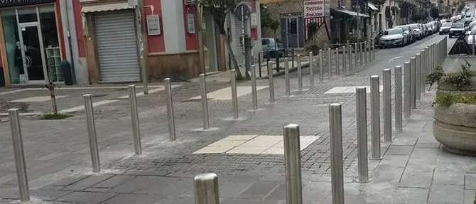 Cosenza, tornano i paletti della discordia