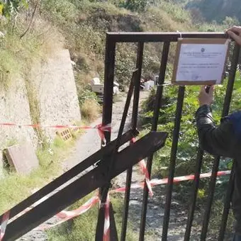 Ordinano la bonifica ma l’area rimane una discarica, sequestro a Reggio