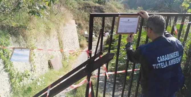 Ordinano la bonifica ma l’area rimane una discarica, sequestro a Reggio