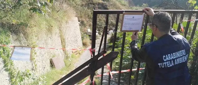 Ordinano la bonifica ma l’area rimane una discarica, sequestro a Reggio